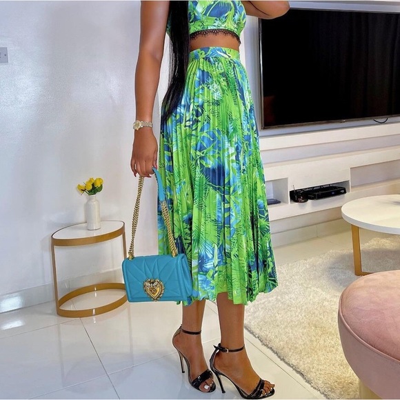 Boohoo Dresses & Skirts - Tropical Print Pleated Midi Skirt in Green Size Medium